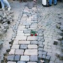 1994: Einlassung der Gedenkinstallation "Namen und Steine" des Künstlers Tom Fecht auf dem Alter Markt. Nach nur fünf Monaten wird sie wieder entfernt.